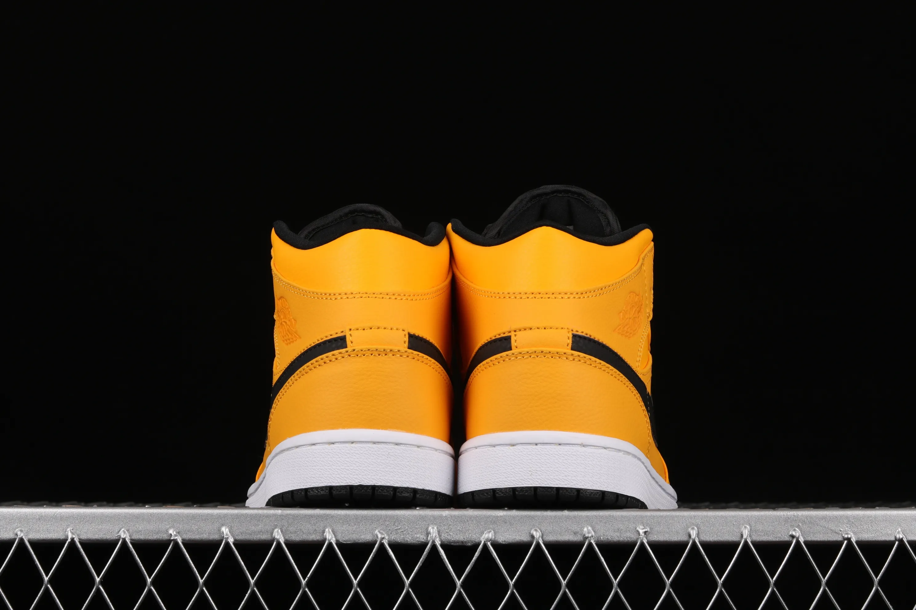 All Categories Air Jordan Jordan Series Basketball Shoes Air Jordan 1 Mid Air Jordan 1 Mid "Black and Yellow Little New Love" Taxi Color 554724-700